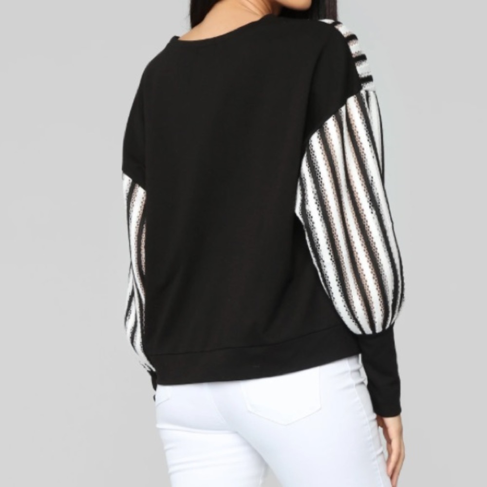NWT- FASHIONABLE BLACK AND WHITE SWEATSHIRT. - Picture 4 of 5